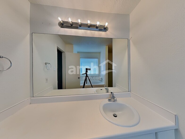 Building Photo - 16403 Lynn Crest Ct