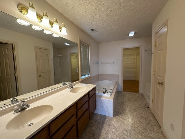 Building Photo - 3922 Wildflower Dr