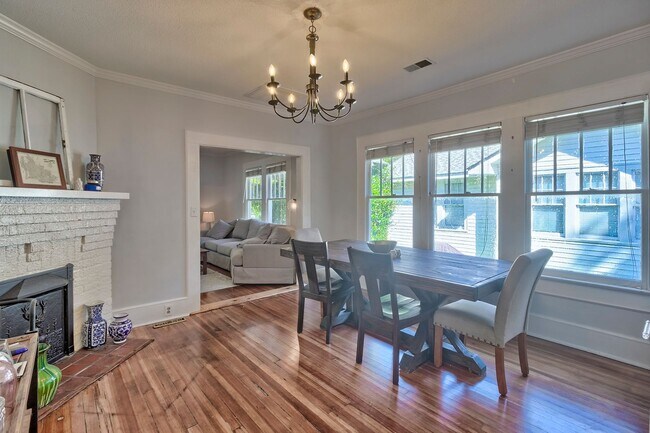 Building Photo - Adorable Bungalow in Highly Sought-After C...