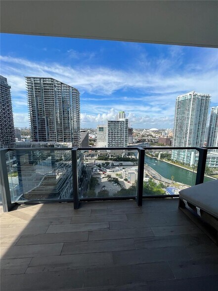 Building Photo - 68 SE 6th St