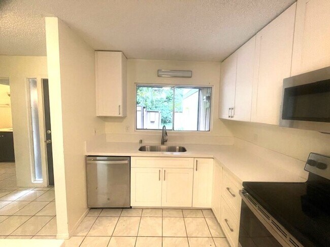 Building Photo - Beautiful 4 bed/ 2 bath/ 2 parking In Kaneohe
