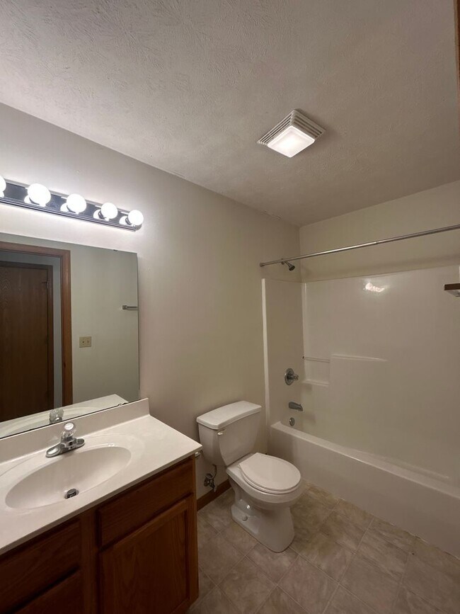 Building Photo - 3 Bedroom Townhome - Short Term Lease Available!