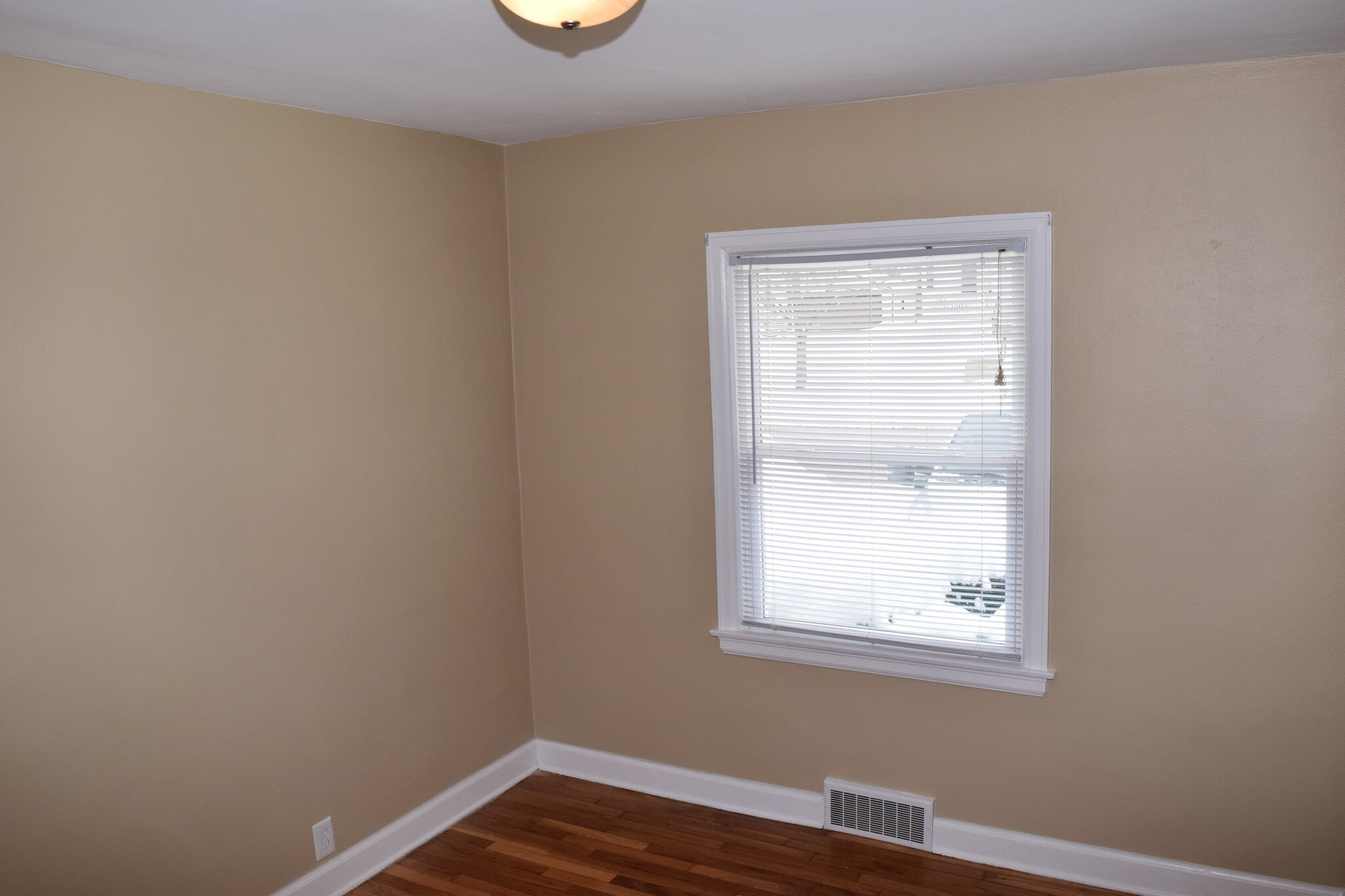 Front bedroom - 423 32nd St NE