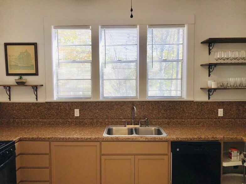 Kitchen - 903 Ward St