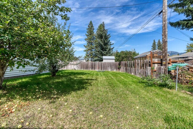Building Photo - Beautifully renovated three bedroom with l...