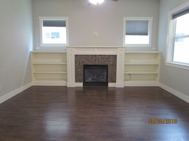 Building Photo - Beautiful 3 bed 2 bath in the popular Paramount community