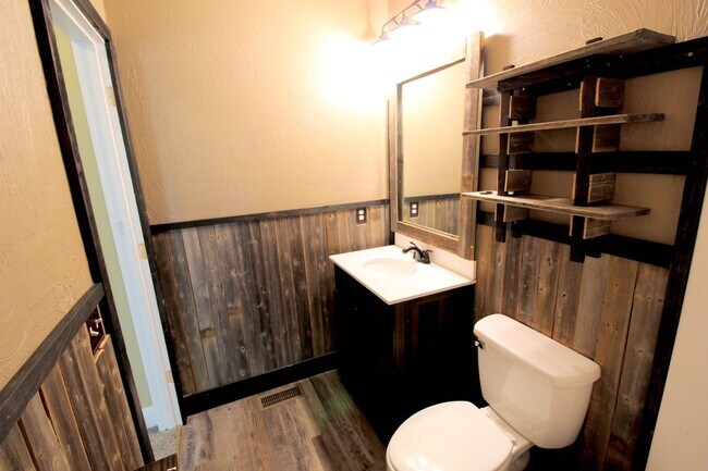 Building Photo - 2 bedroom 2.5 bathroom townhome for rent! ...