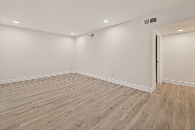 Building Photo - 3300 Yorktown St