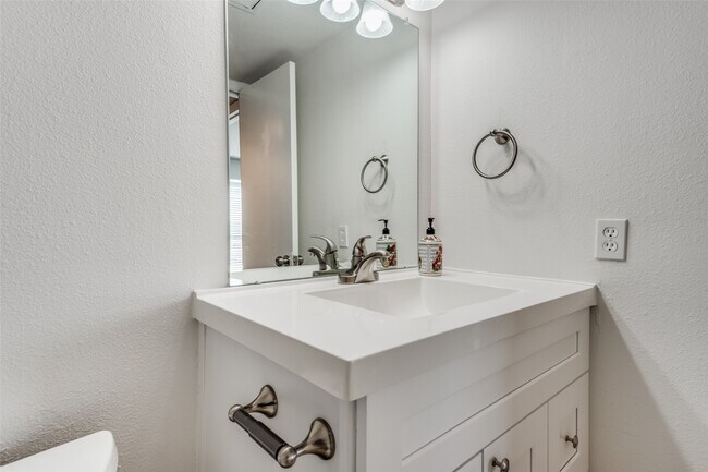 Building Photo - 8527 Hearth Dr