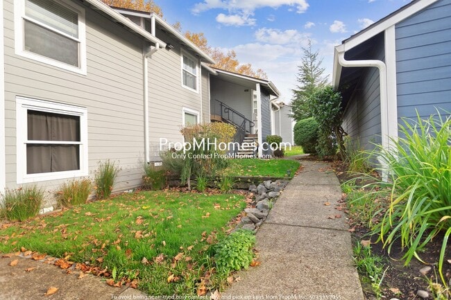 Building Photo - Beautiful Condo Living in the Heart of Tua...