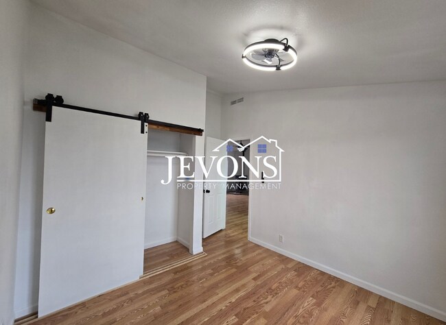 Building Photo - Coming soon! Comfortable Selah Residence with Open Living Space and Easy Commuter Access