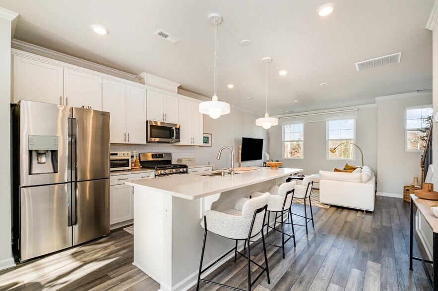 Building Photo - Room in Townhome on Truxton Ln