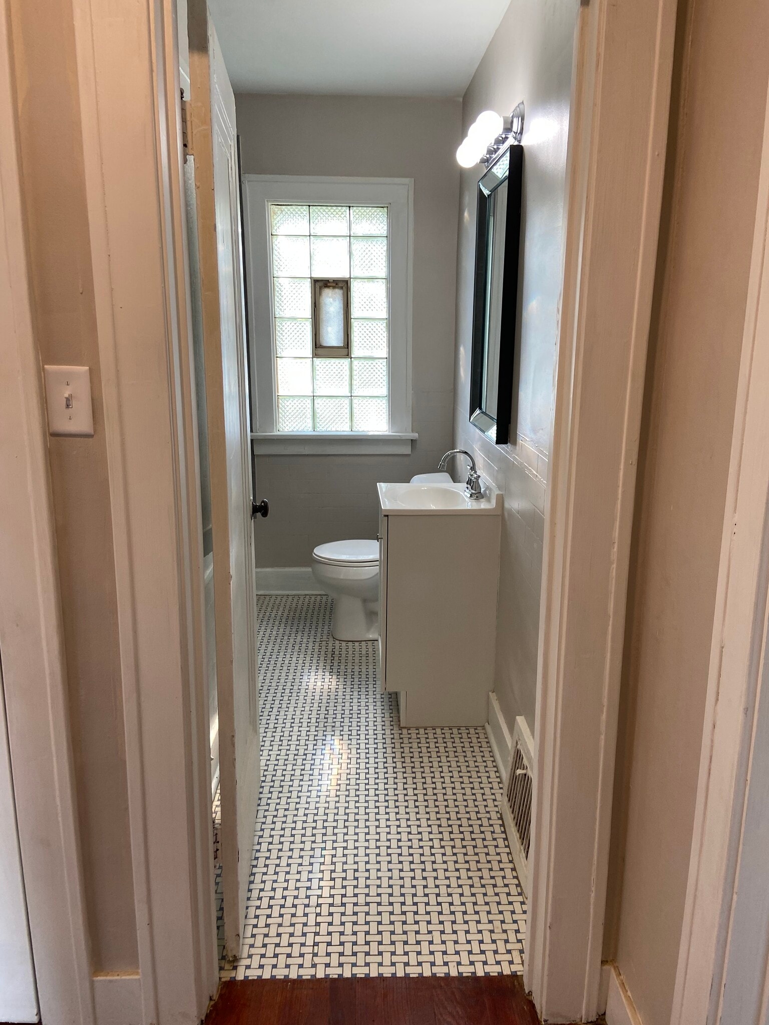 Building Photo - 7532 Jefferson Ave