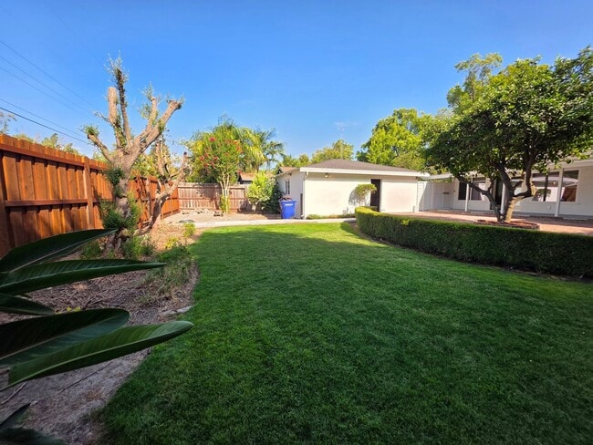 Building Photo - Home located in the heart of the college n...