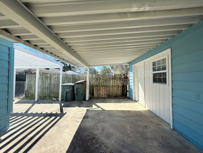 Building Photo - 1214 Hawthorne Cir