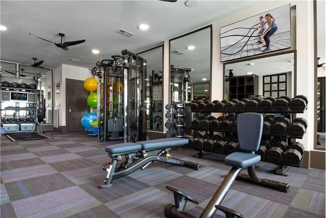 Building Photo - 3329 Oak Grove Ave