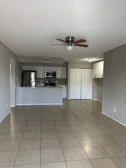 Building Photo - 5323 Summerlin Rd