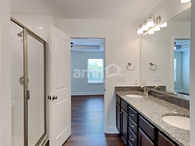 Building Photo - 5827 Zurich Rd