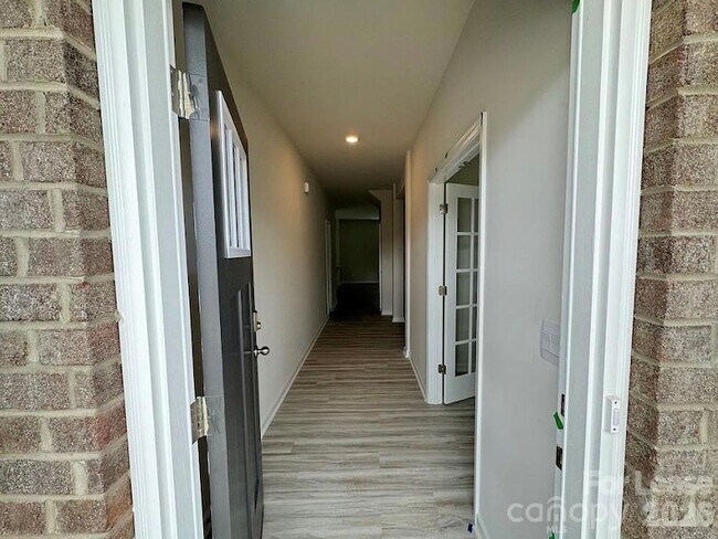 Building Photo - 1830 Vanderlyn St