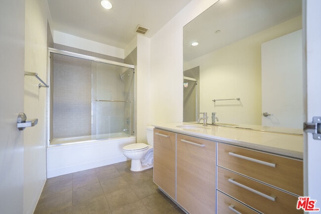 Building Photo - 801 S Grand Ave