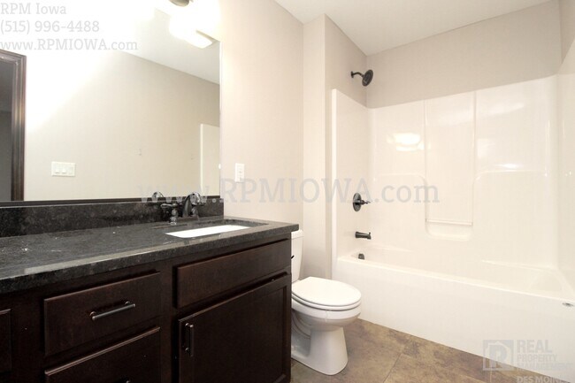 Building Photo - OVER 2000 SQ FT!!   5 Bedroom, 3.5 Bath Home in Urbandale