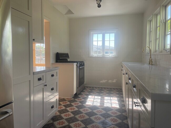 Kitchen - 1521 Portia St