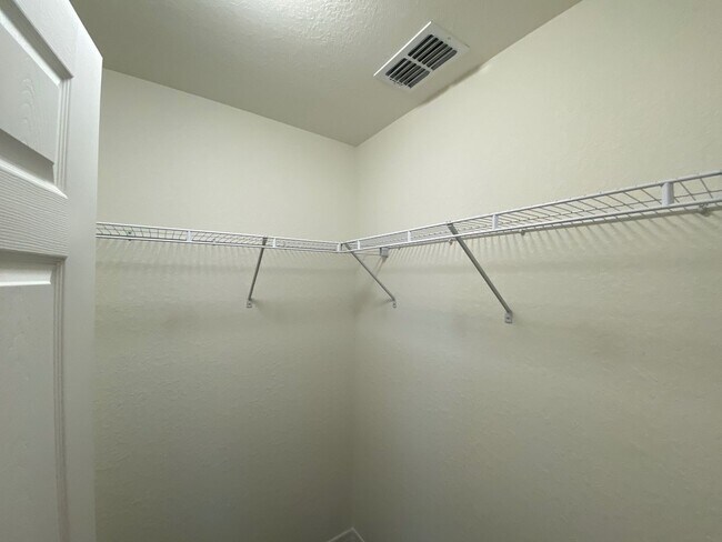 Building Photo - 3/2/2 Silver Spring Shores **Available NOW**
