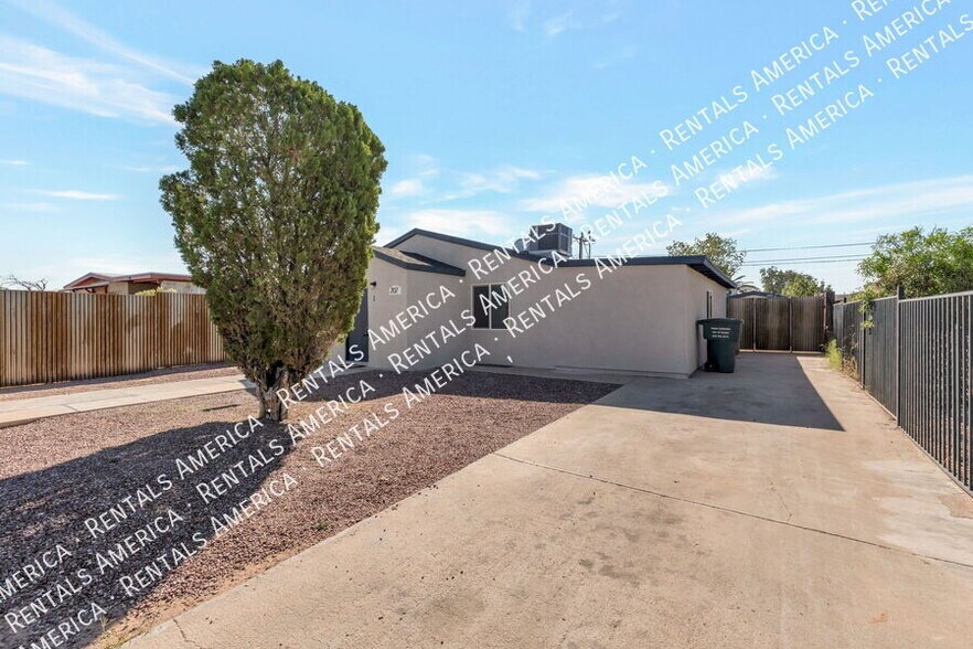 Building Photo - 207 W Ohio St