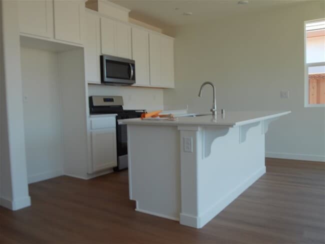 Building Photo - 1348 Kensington Dr