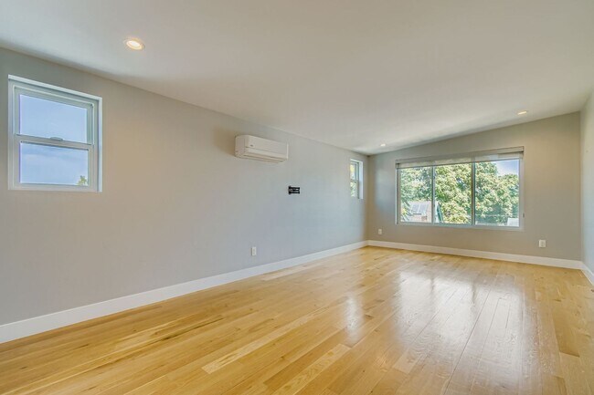 Building Photo - Beautiful, Modern 3 Bed/ 4 bath Home in Curtis Park! FIRST MONTHS RENT FREE!