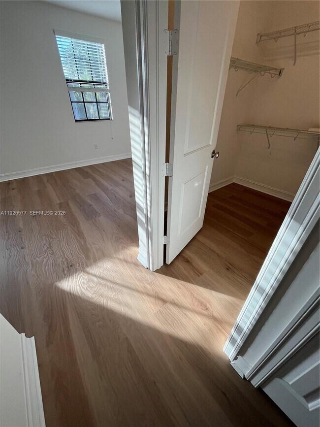 Building Photo - 115 Riverwalk Cir E