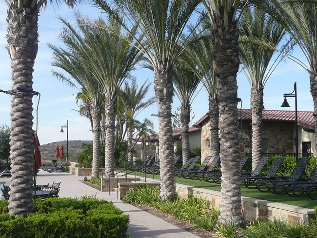 Building Photo - Beautiful Townhome in Desirable Neighborhood!