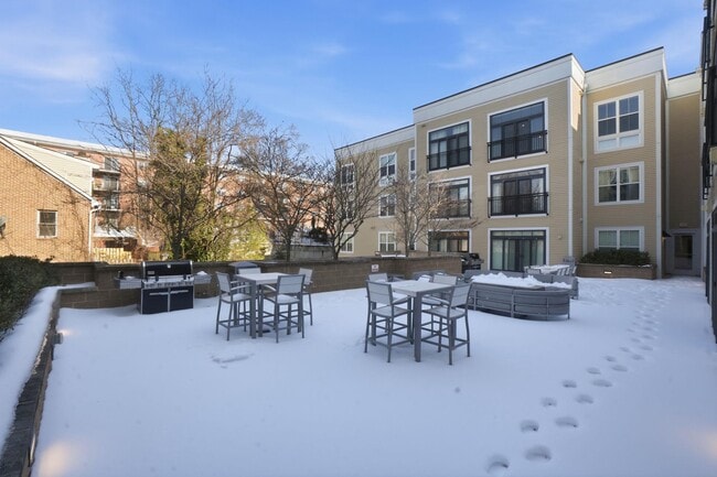 Building Photo - 989 S Buchanan St