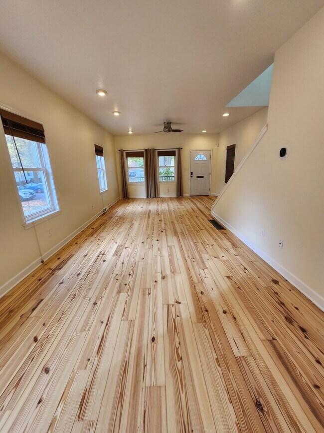 Building Photo - Gorgeous Home For Rent in Ohio City! 2 Master Suites!