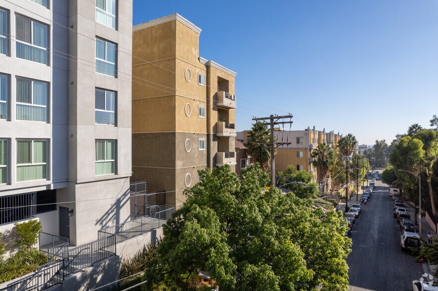 Building Photo - 442 S Lake St