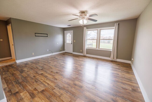 Building Photo - Quiet 3 Bedroom Home with Detached Garage
