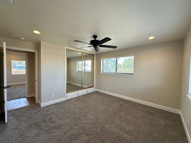 Building Photo - 4 Bedroom Home on Half Acre Lot