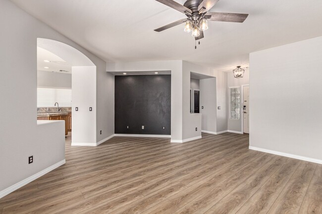 Building Photo - Lovely home in cul-de-sac lot with fenced pool!