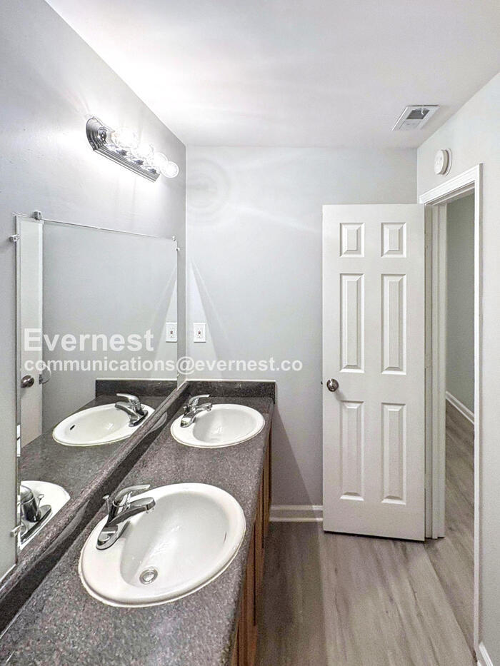 Building Photo - 581 Cedar Ave NW