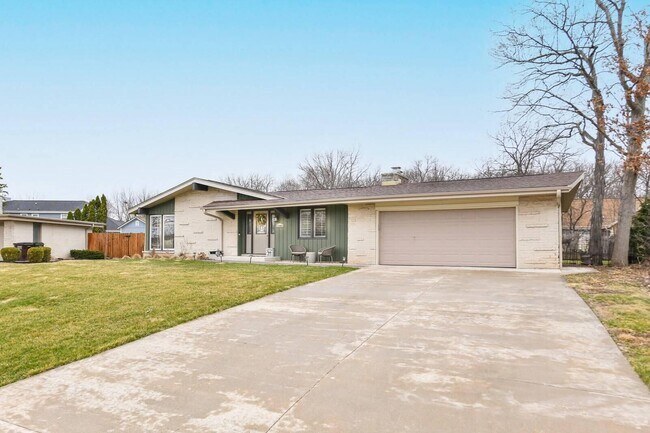 Building Photo - 13060 W Brentwood Dr