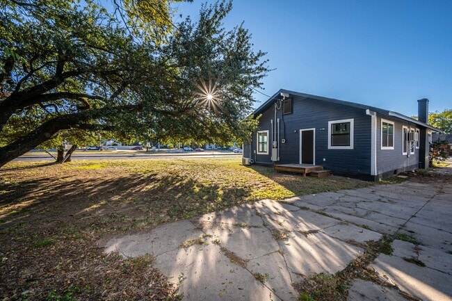 Building Photo - New 3 Bedroom 2 Bath on Stanley SW