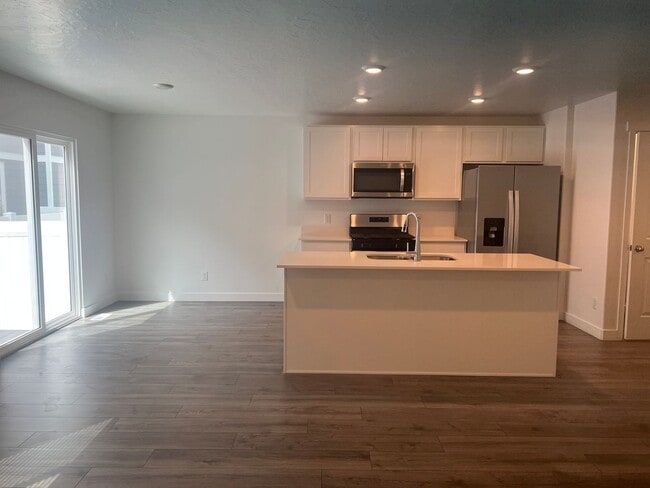 Building Photo - Charming Townhome in Provo, UT