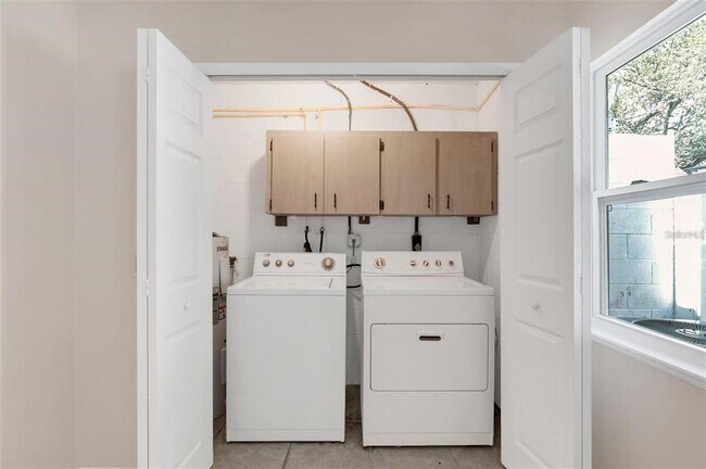 Building Photo - 1203 Hendren Dr