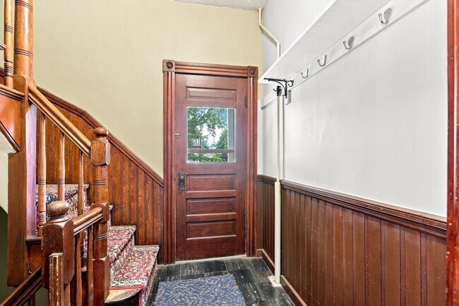 Building Photo - 31 Saxton St