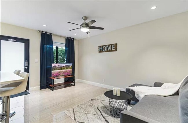 Building Photo - 320 NE 15th Ave