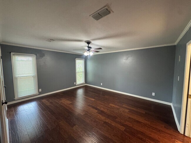 Building Photo - Beautiful home with over 2k square feet!