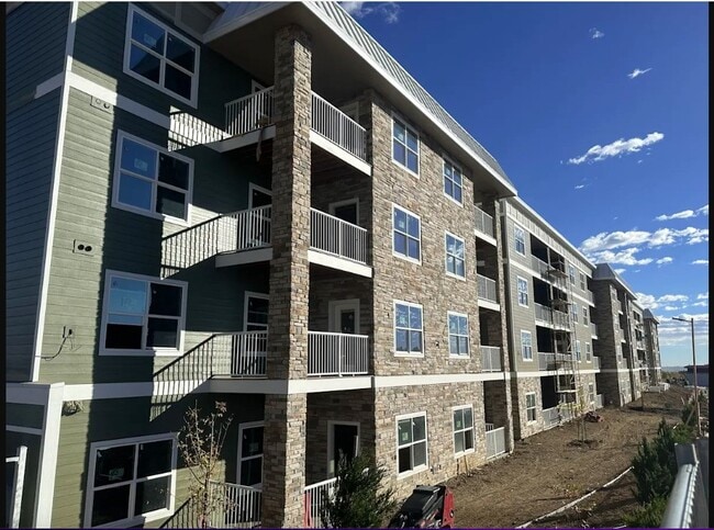 Building Photo - 14910 W River Dr