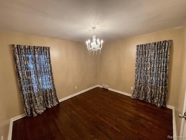 Building Photo - 1749 E Maple Rd