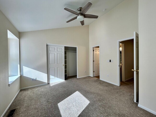 Building Photo - Sunny & Spacious 2-Bedroom Townhome
