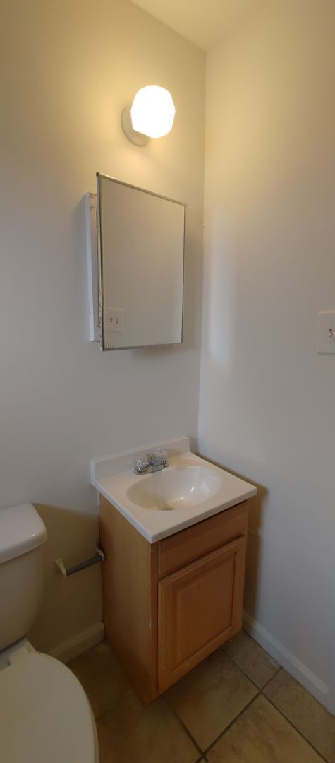 Building Photo - Duplex walking distance to UTC!